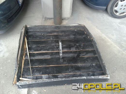 Wyłaz dachowy spadł z 10 piętra na ruchliwą ulicę!