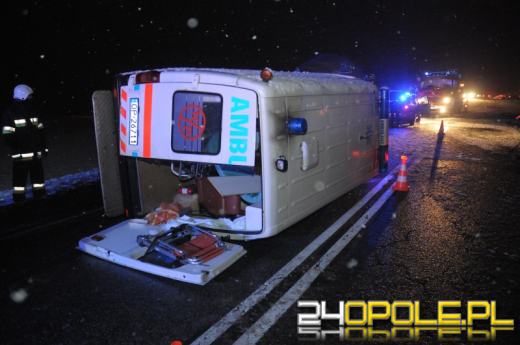 Karetka pogotowia uderzyła w barierę i przewróciła się na bok