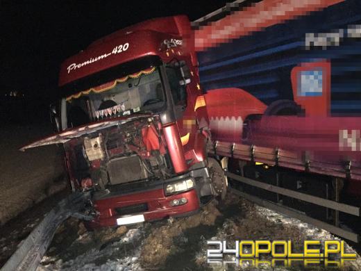 Ciężarówka uderzyła w barierę na wiadukcie nad autostradą