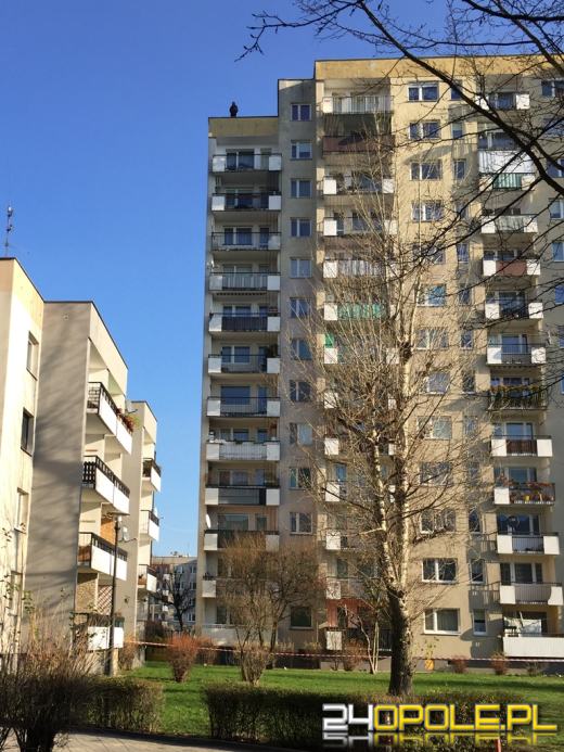 19-latek skoczył z dachu wieżowca na osiedlu Armii Krajowej