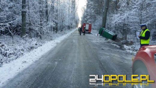 Hyundai uderzył w drzewo. Kierowca jest ciężko ranny.