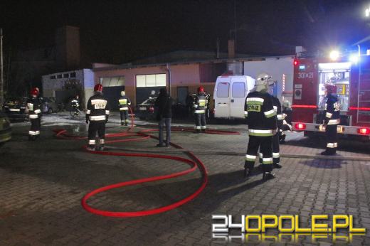 Dwa samochody spłonęły przed warsztatem