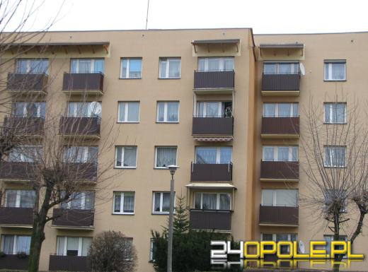 Robotnik wypadł z balkonu na trzecim piętrze