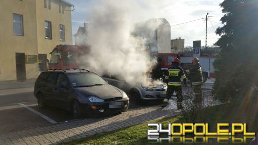 Opel astra zapalił się na parkingu