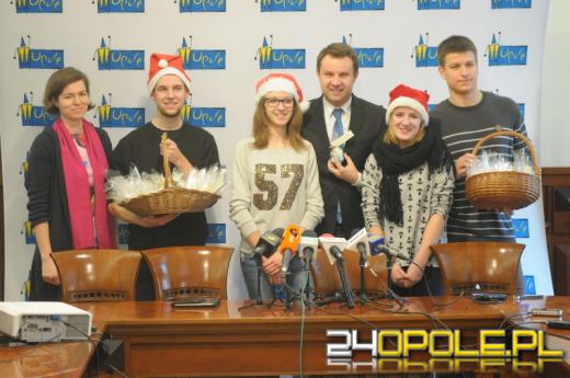 Uczniowie rozdawali mieszkańcom Opola pierniki