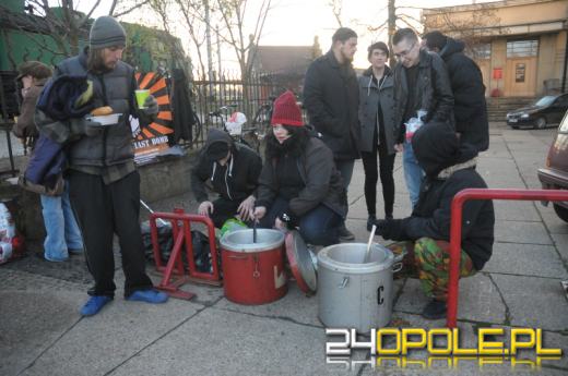 "Jedzenie Zamiast Bomb". Wolontariusze nakarmili bezdomnych.