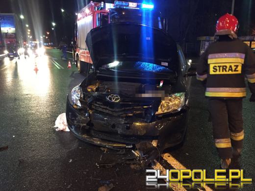 Kierowca fiata zignorował czerwone światło, doszło do zderzenia