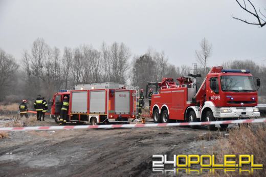 Strażacy ratują tonącą barkę na Odrze