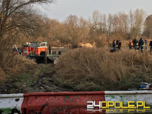 Strażacy ratują tonącą barkę na Odrze