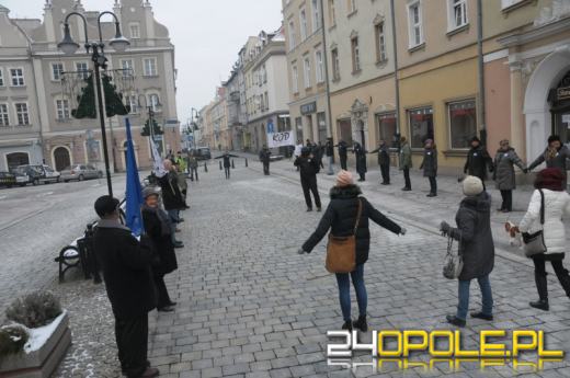 Komitet Obrony Demokracji uczy liczyć dziennikarzy TVP