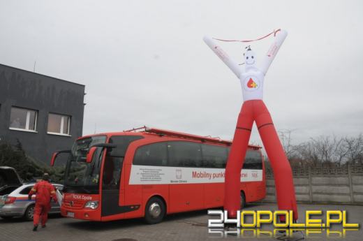 Opolanie chętnie pomagają żonie policjanta znaleźć genetycznego brata bliźniaka 