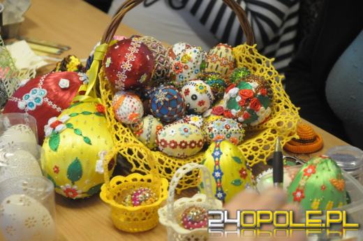 Oklejają, wydrapują i malują. Tradycja zdobienia jaj nie zanika.