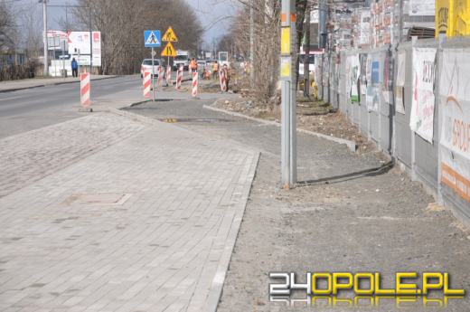 Czytelnik pyta: Czy na środku ścieżki rowerowej będzie stała lampa?