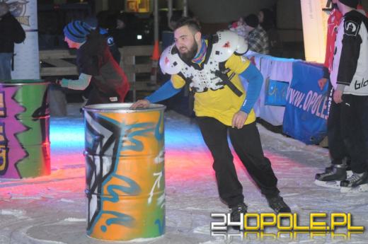 Sportowe zakończenie sezonu na lodowisku pod ratuszem