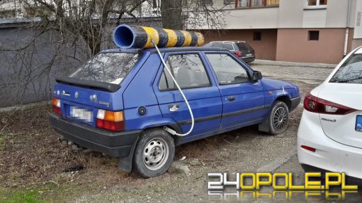 Ogranicznik wysokości znalazł się... na dachu zaparkowanego samochodu