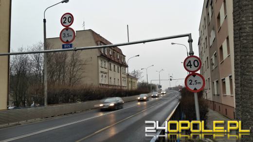 Ogranicznik wysokości znalazł się... na dachu zaparkowanego samochodu