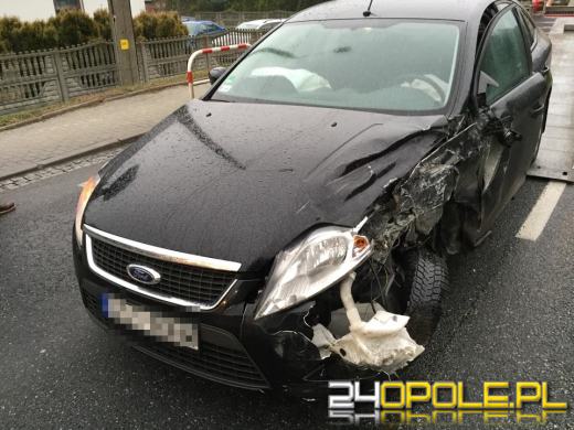 Ford zderzył się z autobusem w Walidrogach