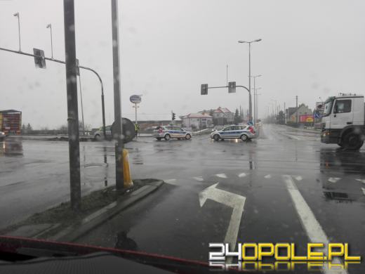  Radiowóz jadący na sygnale zderzył się z ciężarówką