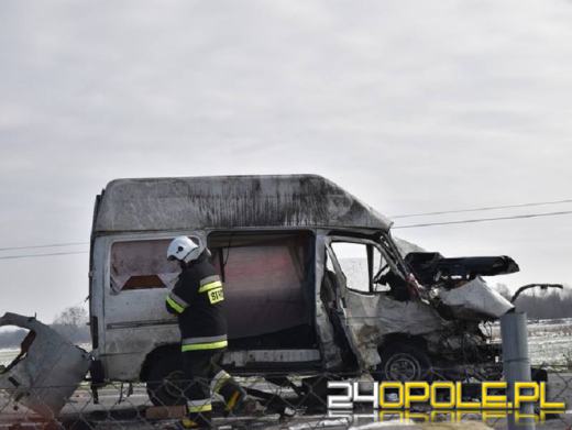 Czołowe zderzenie busa i samochodu osobowego pod Brzegiem