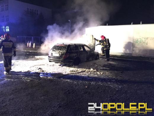 Nocny pożar samochodu na Zaodrzu