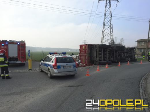 W Kątach Opolskich przewróciła się ciężarówka z odpadami