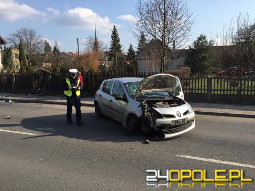 Wyprzedzał samochód, uderzył w ogrodzenie