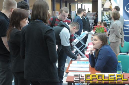 Oferty pracy, staże i praktyki. Na PO zorganizowano Akademickie Targi Pracy.