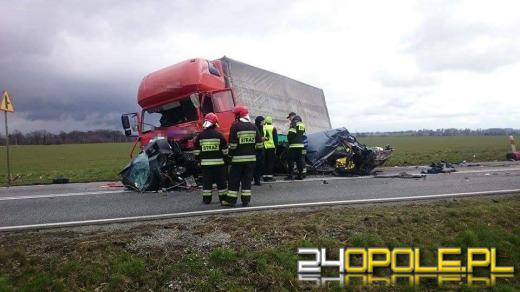 Tragiczny wypadek w Sarnowie. Jedna osoba zginęła, dwie są ciężko ranne.