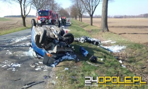 Samochód zderzył się z motocyklem. Nie żyją dwie osoby.