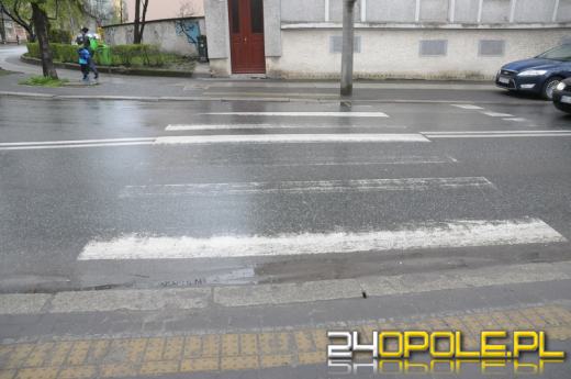 Kierowcy i piesi skarżą się na niewidoczne na ulicach pasy