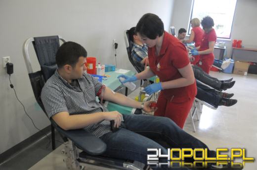 Studenci zachęcają do oddawania krwi w ramach Wampiriady