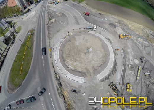 Trwa budowa ronda na ul. Prószkowskiej. Czekają nas utrudnienia w ruchu.