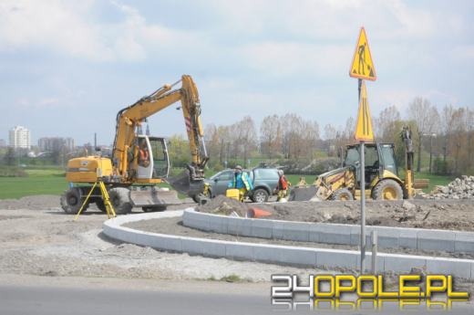 Trwa budowa ronda na ul. Prószkowskiej. Czekają nas utrudnienia w ruchu.