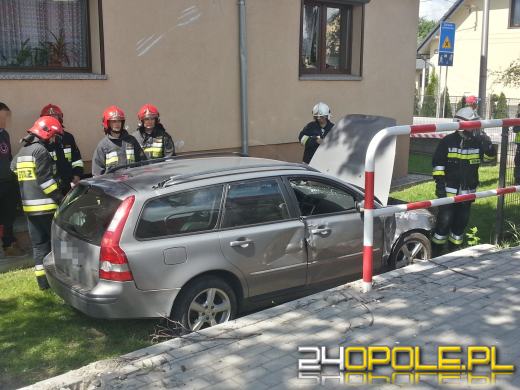 Kierowca volvo zasnął za kółkiem i wjechał w budynek