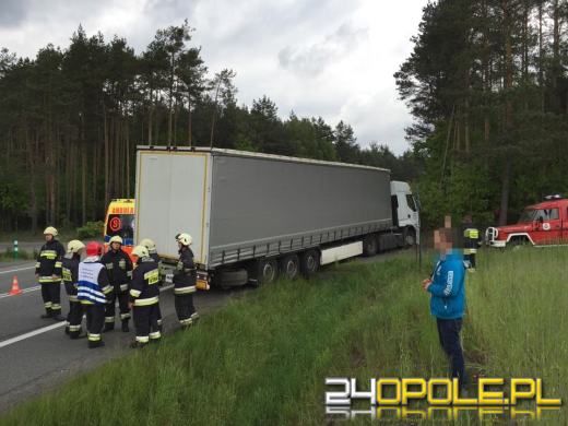 Ciężarówka zepchnęła forda do rowu