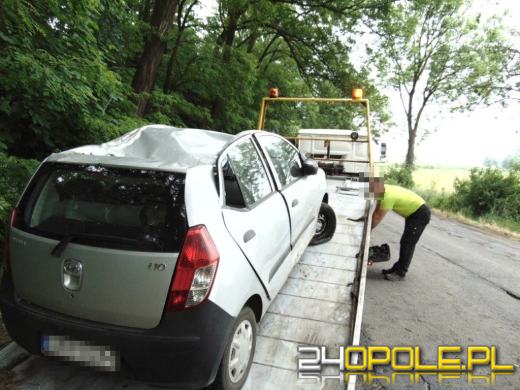 Wyprzedzał quada, uderzył w drzewo. Ranny 18-latek.