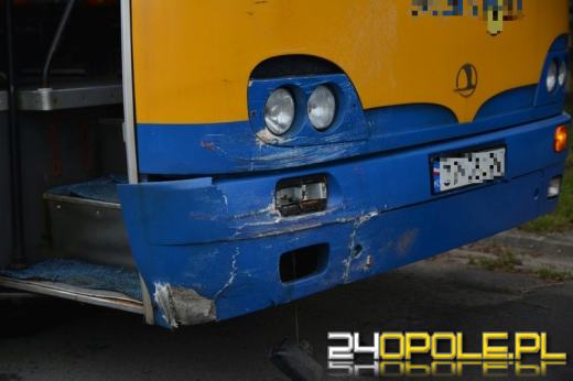 W Żelaznej osobówka zderzyła się z autobusem