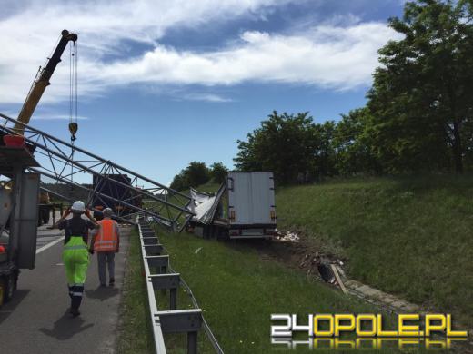 Ciężarówka przewróciła bramownicę na autostradzie. A4 nieprzejezdna.