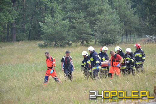 Pijana kobieta dachowała w Popielowie. Jechała z dzieckiem.
