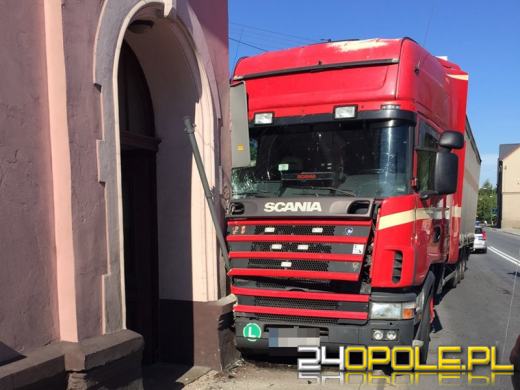 Ciężarówka wbiła się w budynek w Oleśnie