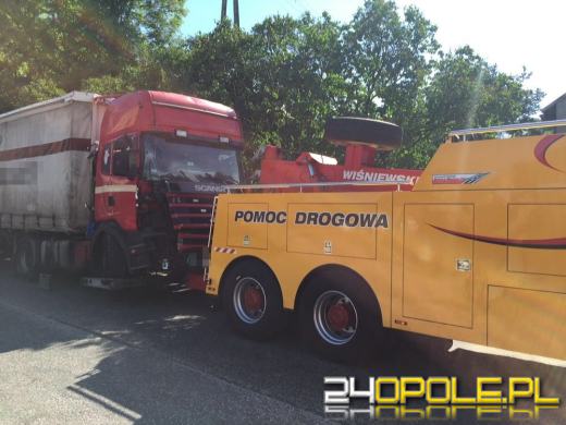 Ciężarówka wbiła się w budynek w Oleśnie