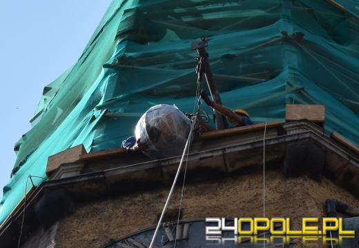 Z brzeskiego ratusza zdjęto kapsuły czasu. W środku XVIII wieczne dokumenty?