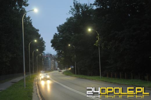 Nowe latarnie ledowe na ul. Wrocławskiej już świecą. Oświetlono też most.