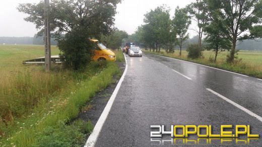 Samochód wjechał do rowu i przewrócił się na bok