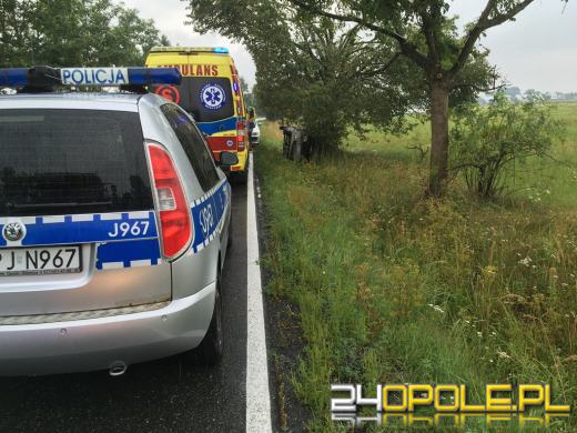 Samochód wjechał do rowu i przewrócił się na bok