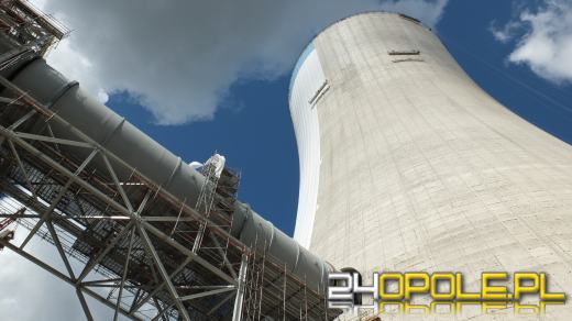 Trwa malowanie nowej chłodni kominowej Elektrowni Opole