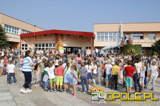 Uczniowie PSP 5 zbudowali Wieżę Piastowską z 1300 butelek