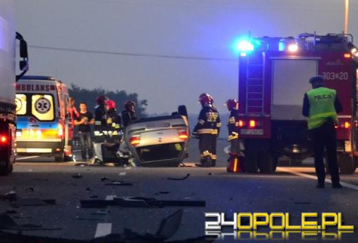 Zderzenie i dachowanie na autostadzie. Jedna osoba ranna.