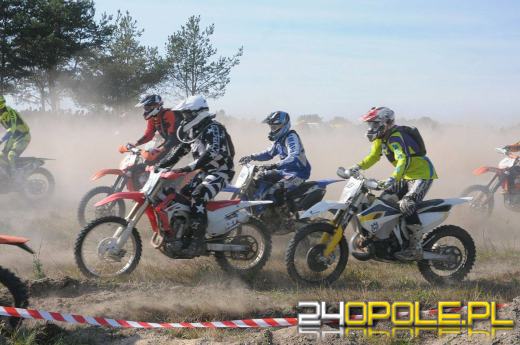 Tumany kurzu i ryk motocykli na poligonie w Winowie