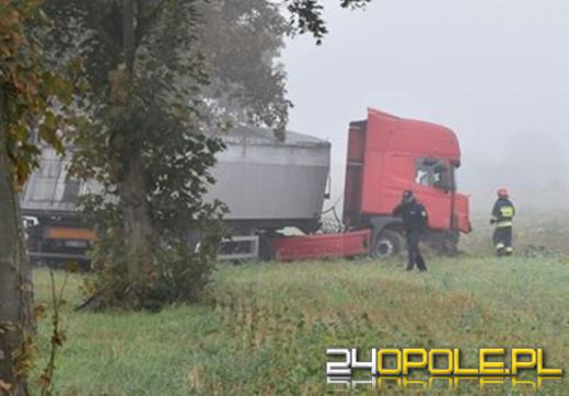 Samochód osobowy zderzył się z ciężarówką i spłonął. Jedna osoba nie żyje.